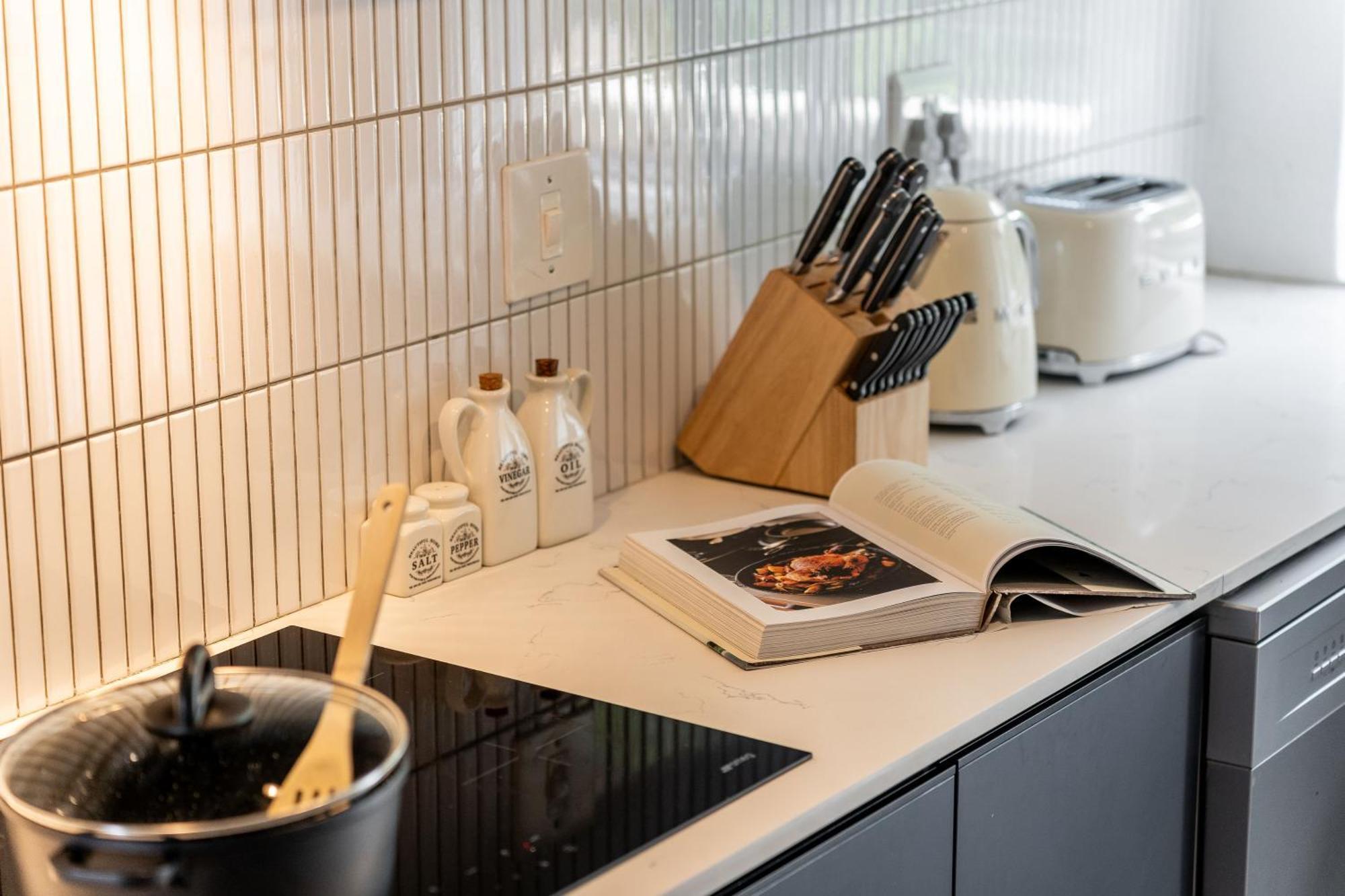 Bantry Alanda - Modern In Bantry Bay With Views Apartment *